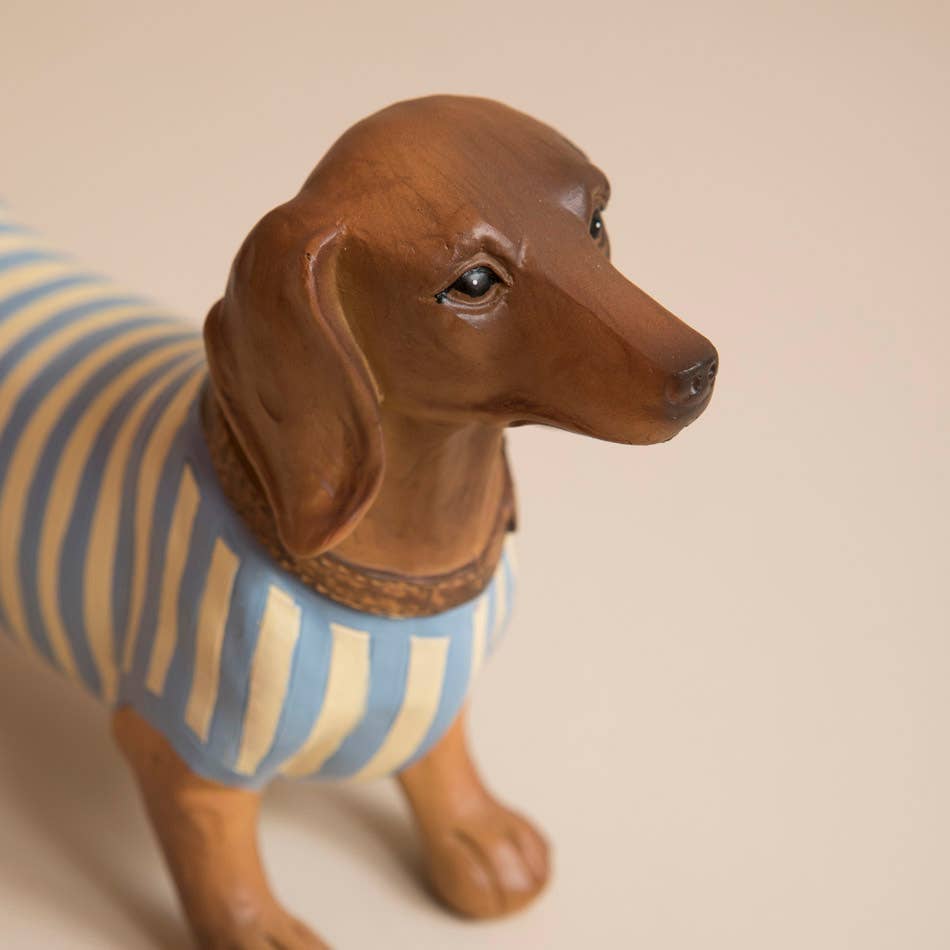 Leon resin dachshund sculpture detail